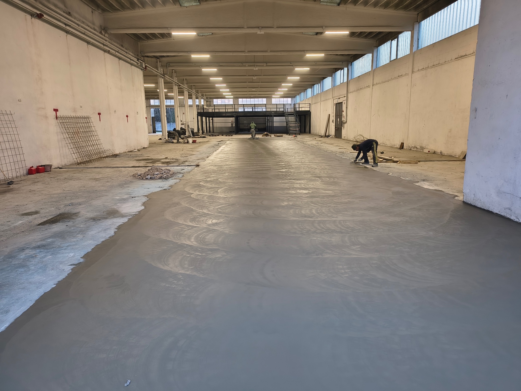 Capannone industriale con nuova pavimentazione in fase di completamento